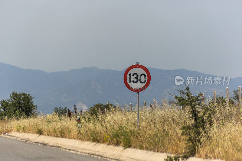 希腊亚历山德罗波利到塞萨洛尼基附近的egnatia odos高速公路上的交通加速标志